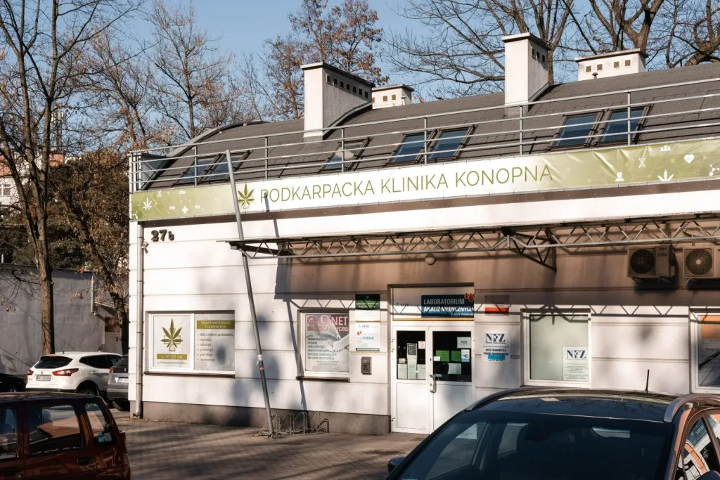 Wejście do Podkarpackiej Kliniki Konopnej, ul. Wolności 27b w Mielcu